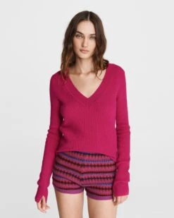 Rag & Bone Pierce Cashmere V-neck Sweater For Sale Black 3 Rag & Bone Pierce Cashmere V-neck Sweater For Sale Black -Rag Bone For Women Sales 2024 Pierce Cashmere V Neck Sweater 2.jpg 2